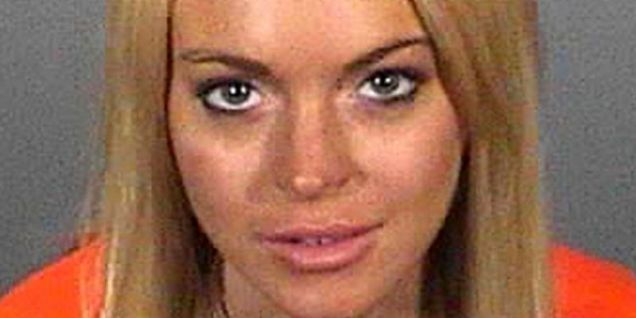 Lindsay Lohan slipper - næsten for at skulle bag tremmer.