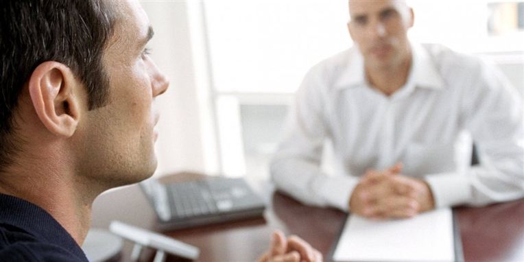 Det kan være grænseoverskridende at skulle bruge sit netværk til at finde job, men det er det, der virker, siger analyse.