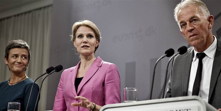 Margrethe Vestager (R), Helle Thorning-Schmidt (S) og Villy Søvndal (SF) fortæller om danskernes nye skat.