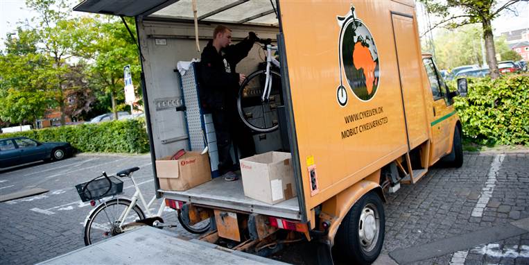 De 800 ansatte på Frederiksberg Rådhus har fået en ny cykelven. Hver onsdag kommer kassevognen forbi og justerer, smører og reparerer på medarbejdernes cykler. Mange større virksomheder har en tilsvarende ordning.