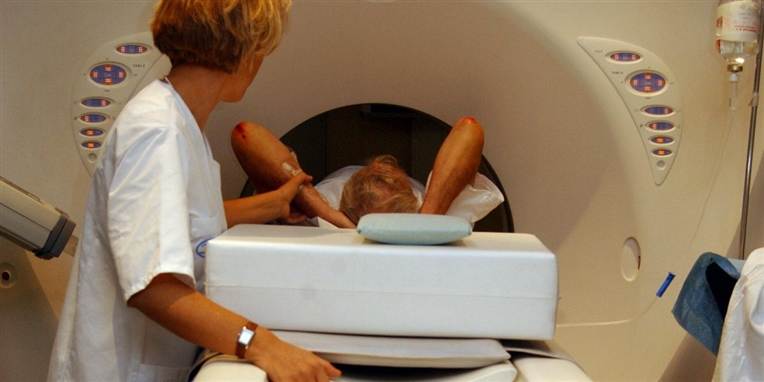 Normalt koster en test for kræft mange penge og tager lang tid. Men læger får nu nyt værktøj til at finde bestemte typer kræftsygdomme hurtigt og billigt. Opfinderen af testen er blot 15 år.