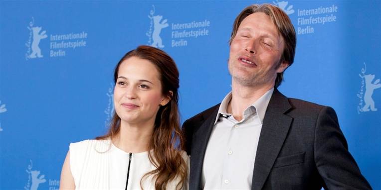 Mads Mikkelsen spiller den tyske livlæge Strueensee, mens Alicia Vikander spiller dronning Caroline Mathilde i det historiske drama.
