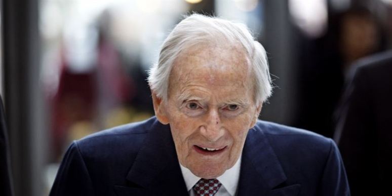 1. På førstepladsen er naturligvis Mærsk Mc-Kinney Møller. Hans formue er på suveræne 84,4 milliarder kroner. Mærsk har dog som den eneste i top ti oplevet modgang det seneste år. Formuen er faldet med 41 milliarder kroner, og han er ikke længere fire gange så rig som listens nummer to. Nu har han kun dobbelt så mange penge.