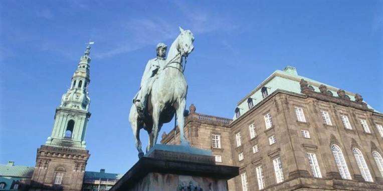 Politikerne på Christiansborg vil alligevel ikke ændre reglerne om, at de kan få et helt års løn med, hvis de finder et job uden for Folketinget.