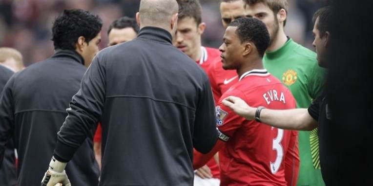 Luis Suarez siger nu undskyld til Patrice Evra.