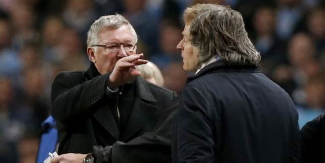 Alex Ferguson beskyldte Manchester City-træneren Roberto Mancini for at have chikaneret en dommer i gårsdagens topkamp, som gav Manchester United et 1-0 nederlag på Citys hjemmebane Etihad Stadion i Manchester. Her er Ferguson næsten ved at lange ud mod Mancini.