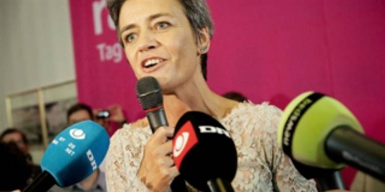 Margrethe Vestager (R) skal sidde lige efter Helle Thorning-Schmidt.