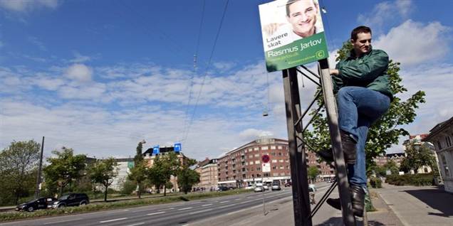 Her er det en lygtepæl og ikke en flagstang, som De Konservatives Rasmus Jarlov er ved at bestige.