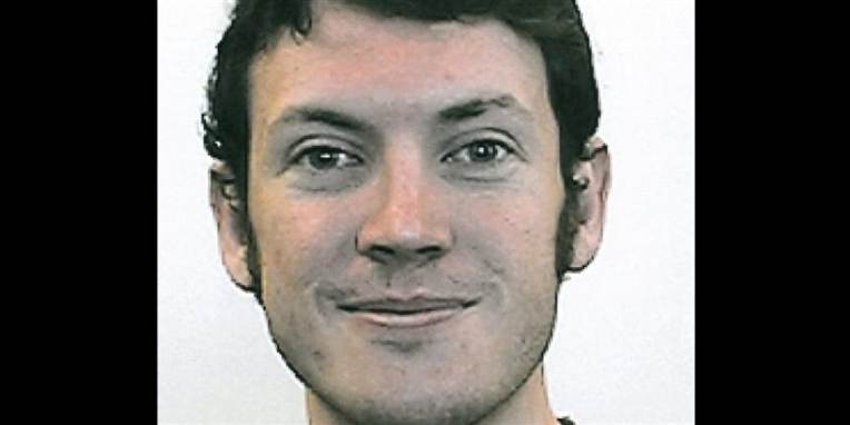 24-årige James Holmes har gjort det svært for politiet at ransage hans lejlighed, den er nemlig fyldt med minier og bomber.