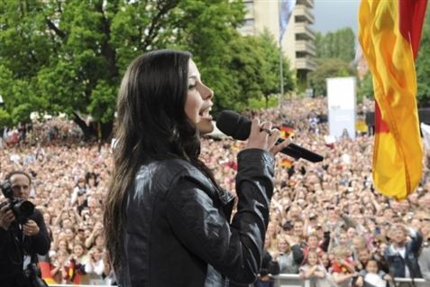 Melodi Grand Prix-vinder Lena optrådte for 45.000 fans i sin hjemby Hannover.