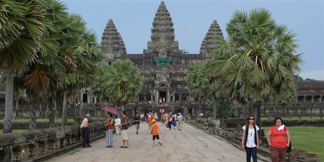 Alt er fredeligt ved verdens vidundere, men bag kulisserne i turistindustrien agerer menneskehandlere.