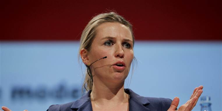 Beskæftigelsesminister Mette Frederiksen tager afstand fra to kommuners ulovlige registrering af sygemeldte borgeres politiske aktivitet.
