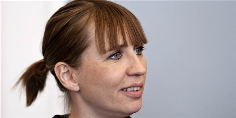 Det er Mette Frederiksen, som har fået ansvaret for at finde en løsning på dagpengespørgsmålet.