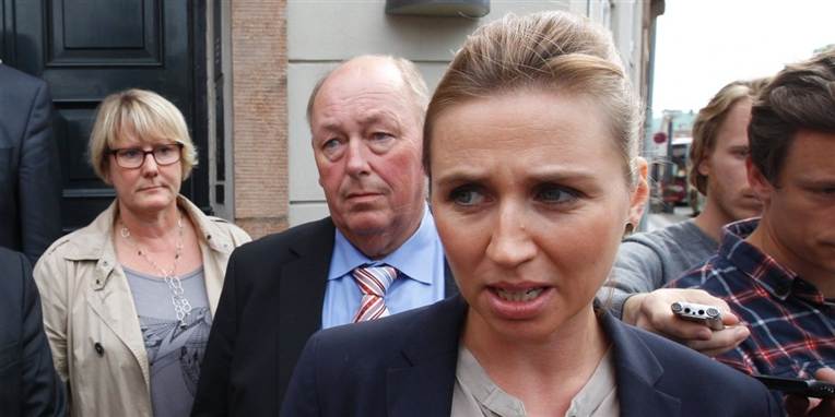 - Vi er enige om, at vi står i en ekstraordinær situation, hvor der er nogle mennesker, som er hårdt ramt på grund af krisen, og som har brug for en ekstraordinær håndsrækning, siger Mette Frederiksen.