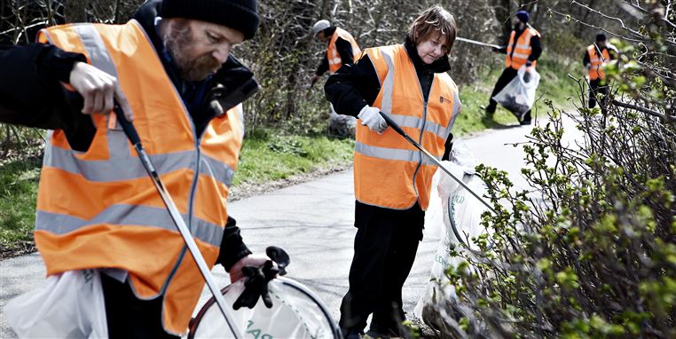 Er formålet at opkvalificere arbejdsløse, når de sendes ud for at samle affald op? Handler det om en noget-for-noget-tankegang? Eller er målet egentligt at skræmme de ledige ud af arbejdsløshedskøen?