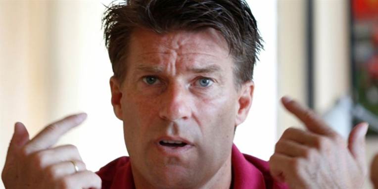 Michael Laudrup mener, at FIFA bryder med 20 års tradition med nomineringen af de tre Barcelona-spillere.