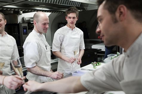 Der deles champagne ud på Restaurant AOC, som tirsdag fik sin første Michelin-stjerne. 11 andre restauranter i Danmark fik fornyet deres stjerner.