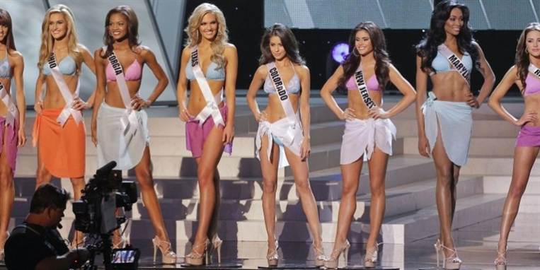 Sheena Monnin røg ud inden finalen i Miss USA. I hendes øjne skyldes det aftalt spil. Rigmanden Donald Trump, der står bag showet, mener, at Sheena Monnin bare var for grim til at vinde.