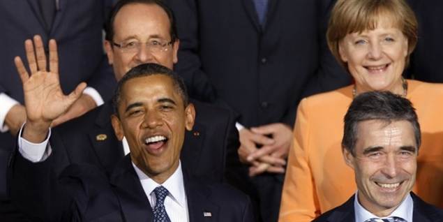 Gruppefoto før gårsdagens arbejdsdag i Nato. USAs præsident Barack Obama vinker med Natos generalsekretær Anders Fogh Rasmussen ved sin side. Den franske præsident Francois Hollande og Tysklands kansler Angela Merkel ses i baggrunden.