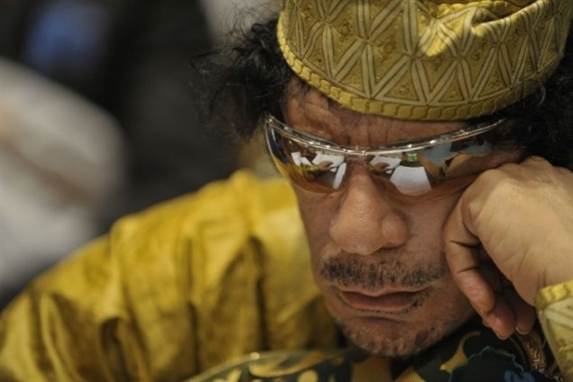 Moammar Gaddafi raser atter over Schweiz og opfordrer alle verdens muslimer til hellig krig mod alpelandet.