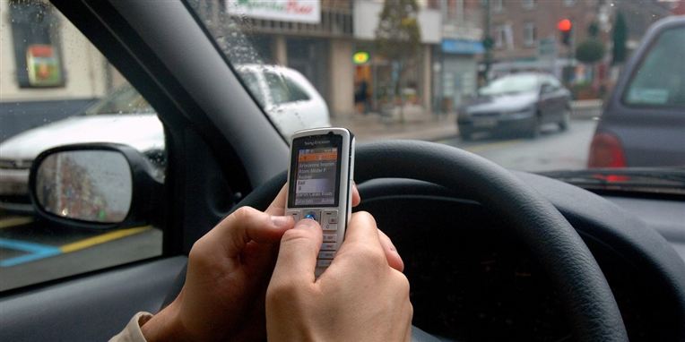 I fremtiden skal du kunne stævnes via en sms fra myndighederne.