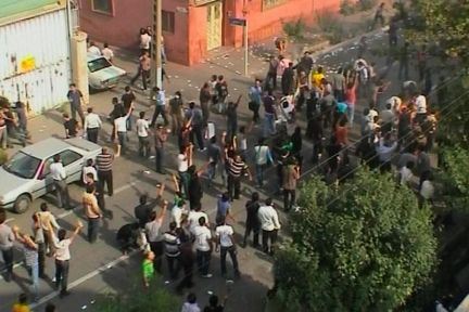 Igen lørdag var der protester mod præsidentvakget i Teherans gader.
 Foto: AP Photo/APTN/amatørvideo / POLFOTO