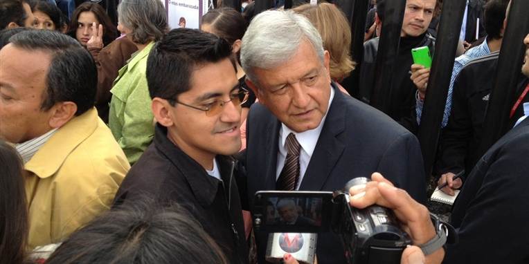 Den mexicanske præsidentkandidat Andres Manuel Lopez Obrador fra det Demokratiske Revolutionære Parti (PRD) poserer mens han står i kø  i Mexico City for at stemme ved præsidentvalget.