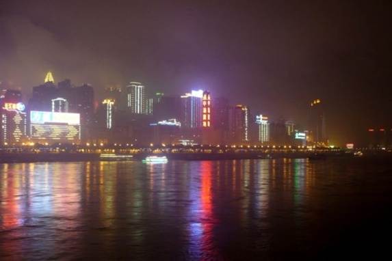 Millionbyen Chongqing er smukkest om natten, når byens voldsomme smog ikke lader sig se.