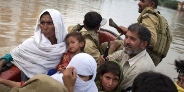 Pakistansk militær redder ofre for det voldsomme regnvejr i Pakistan væk fra vandmasserne.