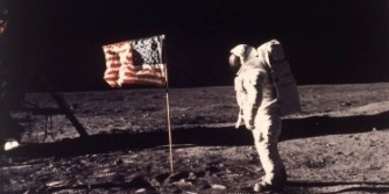 Edwin Buzz Aldrin står her ved siden af flaget, der nu er væk.