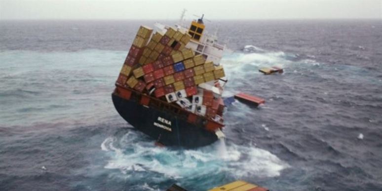 Siden 5. oktober har containerskibet Rene siddet fast på Astrolabe Reef udfor New Zealands nordkyst.