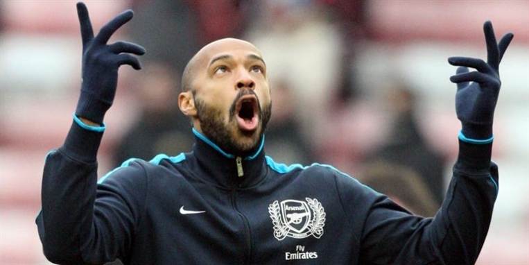 Arsenals Thierry Henry beder til de højere magter inden eftermiddagens opgør mod Sunderland.