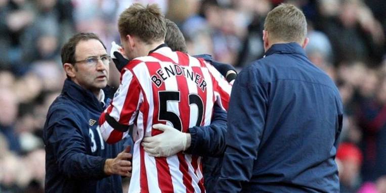 Bendtners manager Martin O' Neil ser bekymret til, mes angriberen følges fra banen efter sammenstødet med en Swansea-spiller. Nu afslører angriberen, at han frygtede at miste synet.