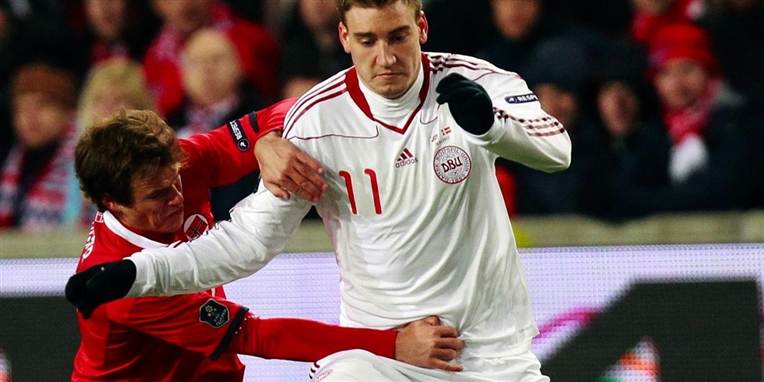 Nicklas Bendtner må i banken og hæve 735.000 kroner, der skal betales for at vise underbukser i EM-kamp.