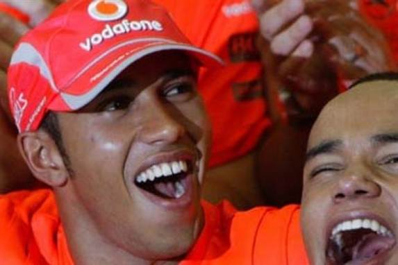 Lewis Hamilton kan ifølge vennerne slet ikke få armene ned, efter han har fundet sammen med sin Pussycat Doll igen.