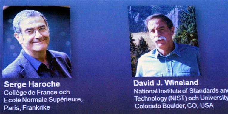 Nobelprisen i fysik går til franskmanden Serge Haroche og amerikaneren David Wineland, oplyser Nobelkomiteen i Stockholm.