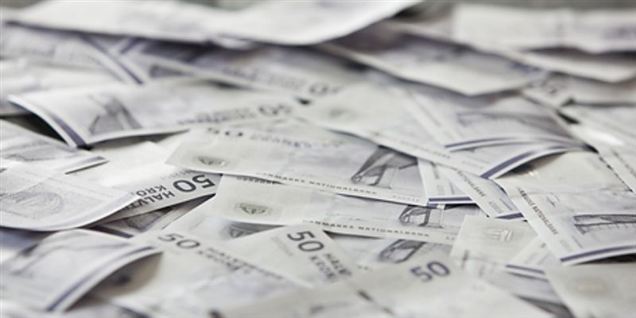 Norsk politi har anholdt en kvinde, der formodes at være den efterlyste. Hun har angiveligt svindlet for 89 millioner kroner.