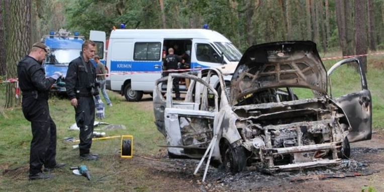 Sådan så bilen ud efter brandfolk havde slukket ilden.