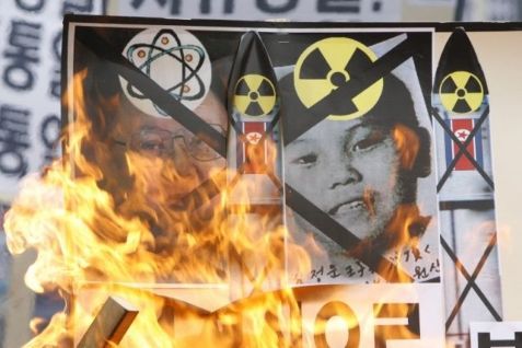 Krisen har nu fået det nordkoreanske styre til at henrette en topembedsmand i håb om at få ro.
