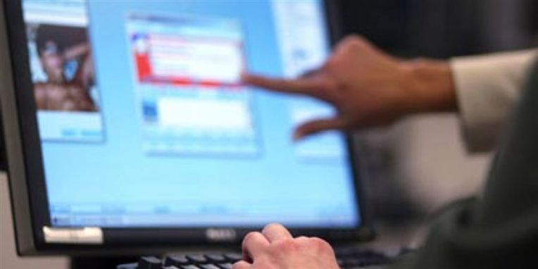 Den dømte brugte computer og telefon til at chikanere små piger.