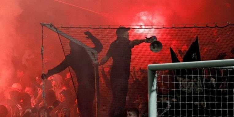 En gruppe FCK-hooligans satte søndag Aalborg Stadion på den anden ende med romerlys og ballade. Nu tager klubberne nye skridt for at forhindre lignende episoder.