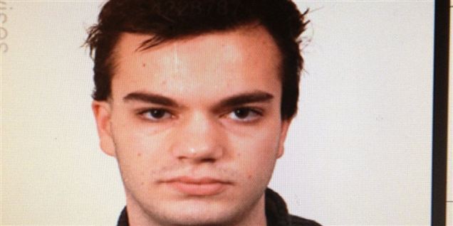 Mandens flugt foregik ved, at han klatrede over et højt hegn og søgte ned mod vandet i Risskov.