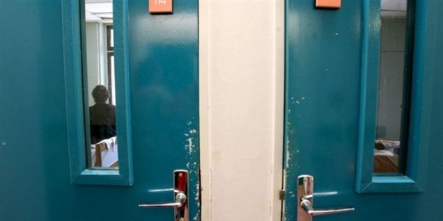 Politiet er på jagt efter to unge på 17 og 20 år, som er stukket af fra ungdomspsykiatrisk afdeling, hvor de sad varetægtsfængslet.