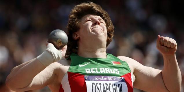 Hviderusseren Nadzeya Ostapchuk, kuglestøder, mister sin guldmedalje, efter hun er blevet taget for doping.