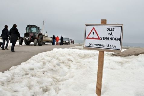 Skilte ved stranden i Løkken advarer om olieforurening.