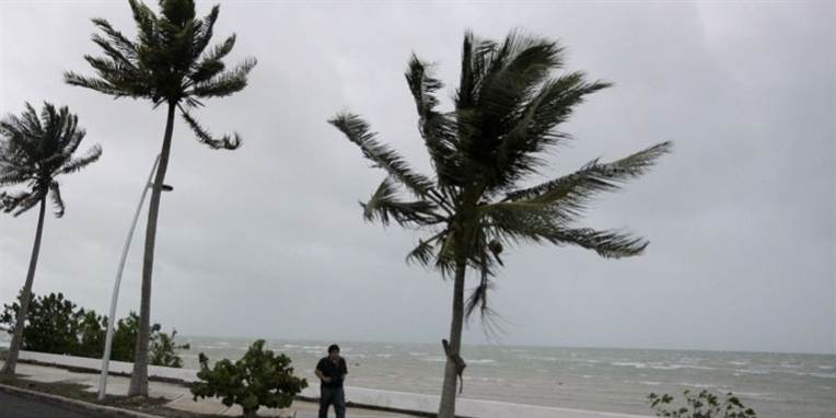 Den tropiske storm Alex forventes at blive til orkan i dag.