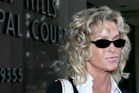 Farrah Fawcett døde i stilhed for pressen. Og sådan fortsætter det for den tidligere engel.
