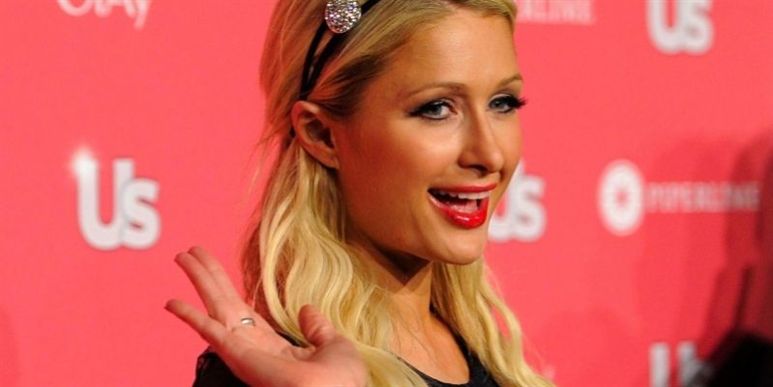 Smækre Paris Hilton er altid med på en modefest og en 'photo op'. Her vinker hun til de mange fotografer på den røde løber til Us Weekly-festen.