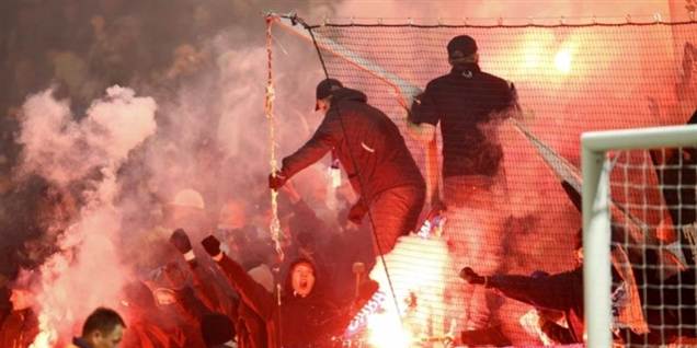 Sådan så det ud, da FCK-fans søndag gik amok med romerlys på Aalborg Stadion.