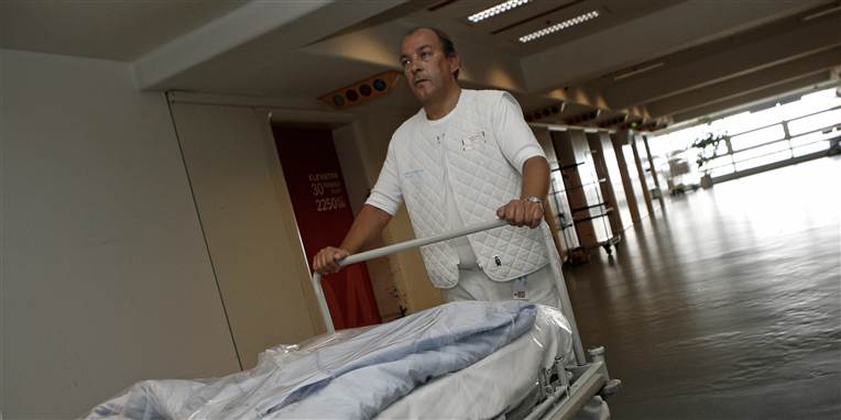 En portør på Herlev Sygehus, hvor portørernes arbejdsforhold er så travle, at det betyder ventetider og risiko for patienterne.